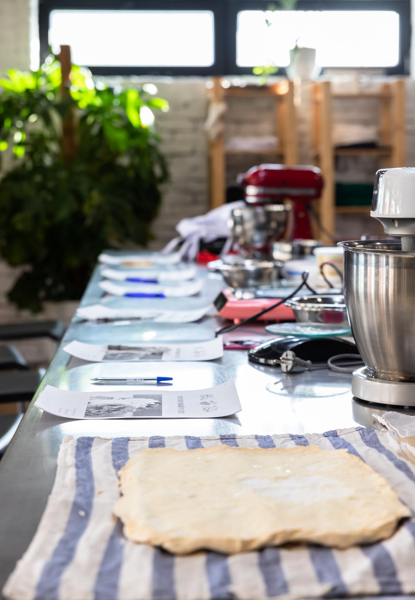 Sala corsi con tavolo apparecchiato in stile atelier