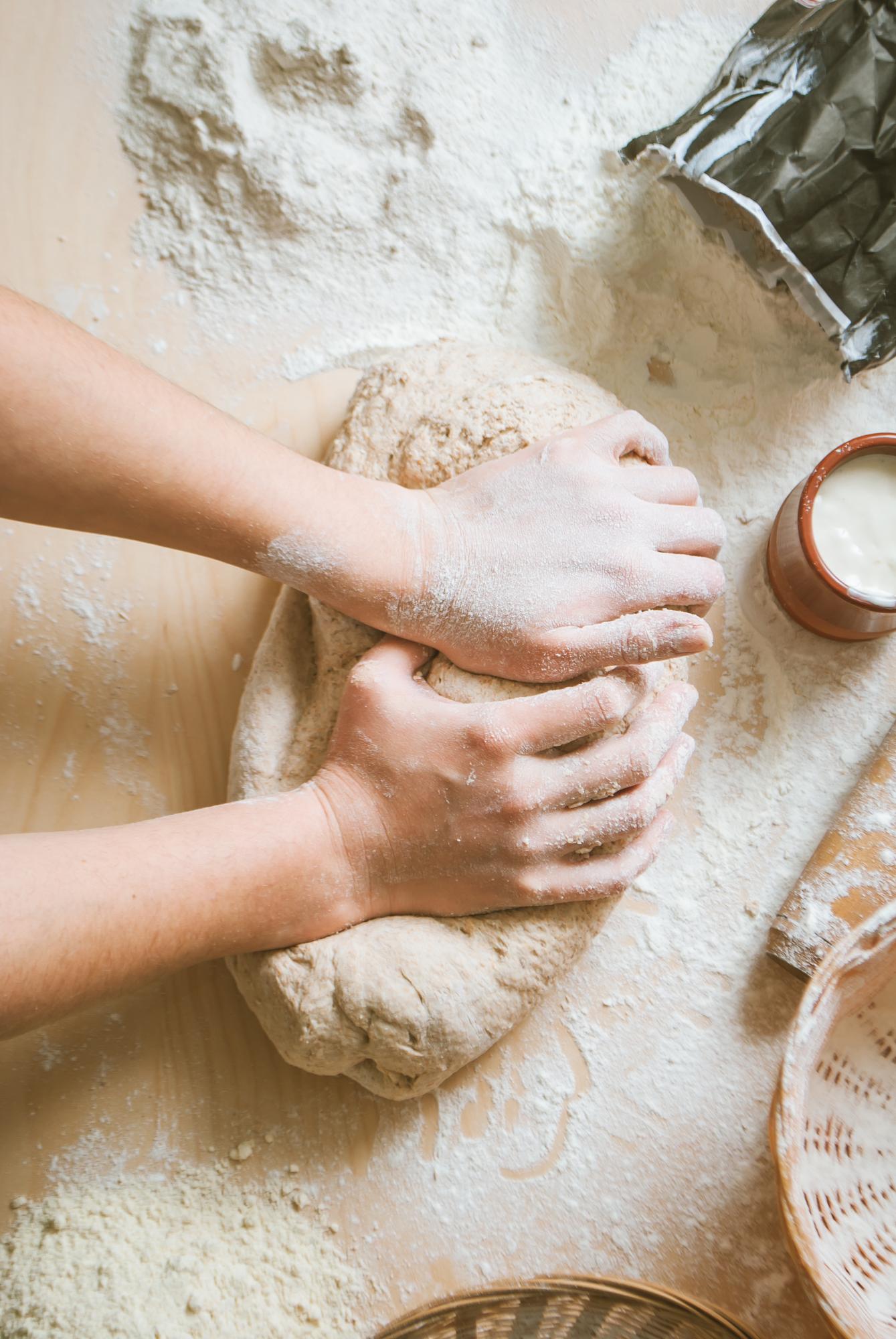 Dettaglio mani che impastano pane rustico